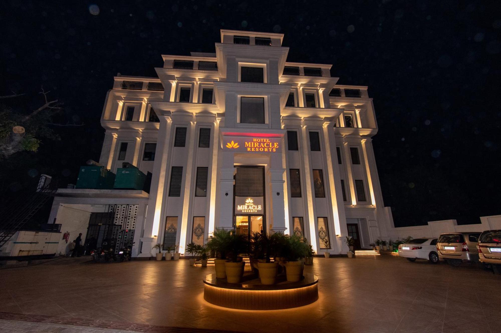 Hotel Miracle Resort Phagwāra Exterior foto